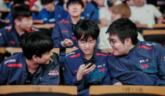 英雄联盟卡盟打比赛的剑魔凭什么出咳血？阿乐锐评369：他不去练东西(图1)